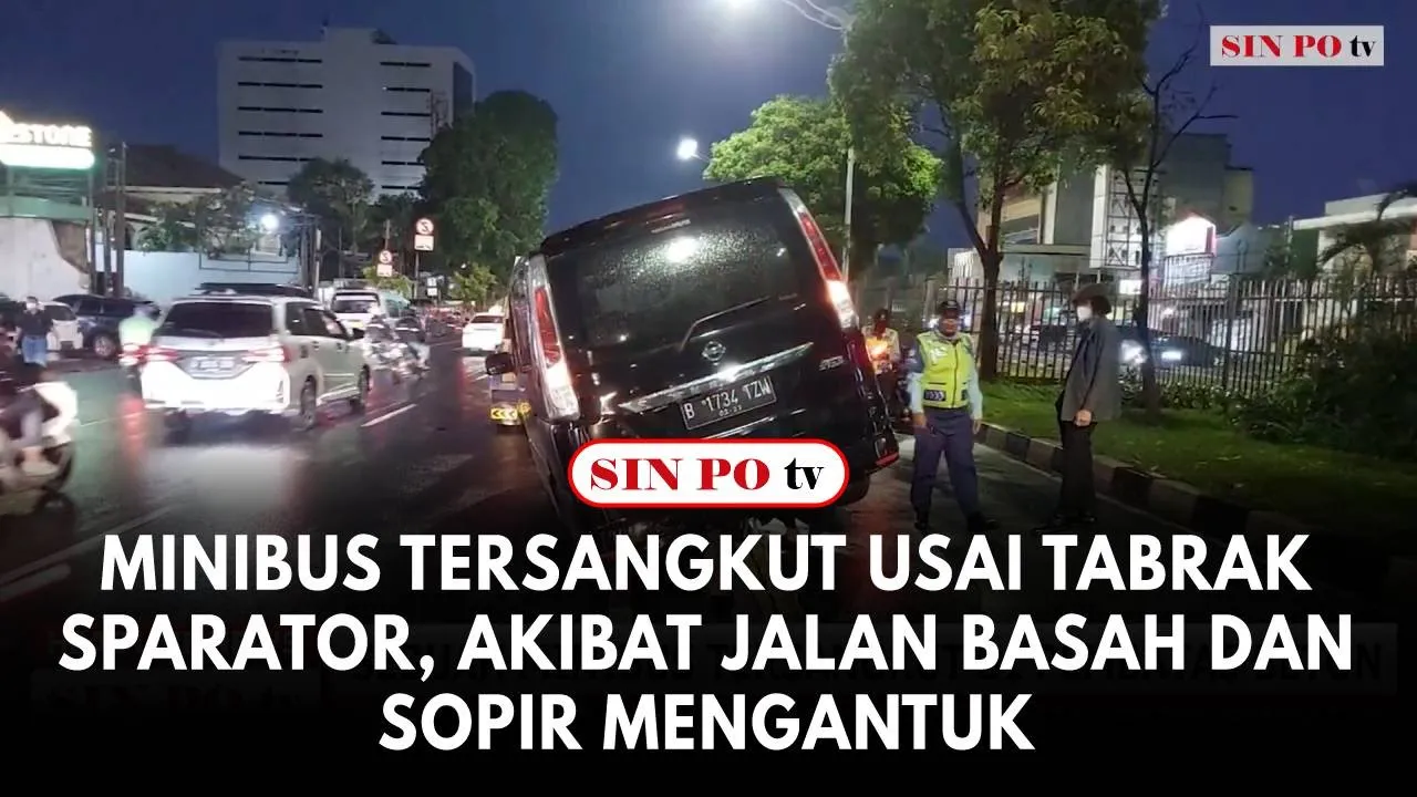 Minibus Tersangkut Usai Tabrak Sparator, Akibat Jalan Basah Dan Sopir Mengantuk