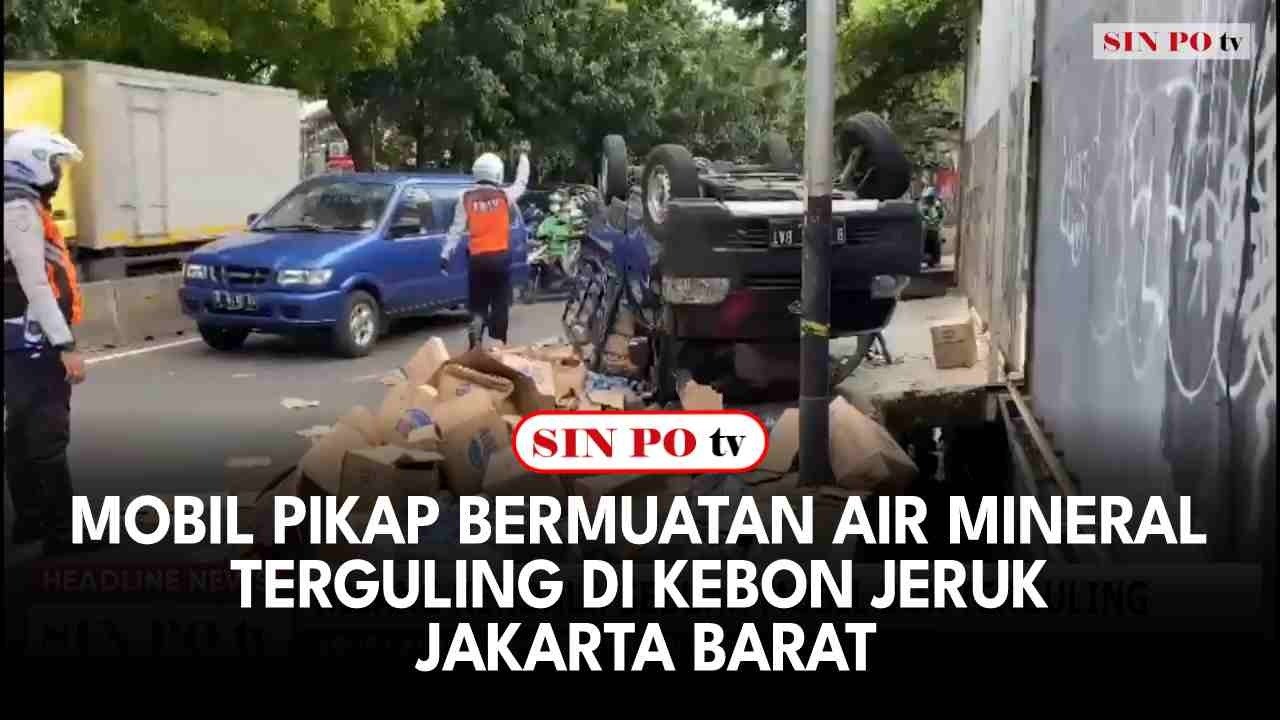 Mobil Pikap Bermuatan Air Mineral Terguling di Kebon Jeruk Jakarta Barat