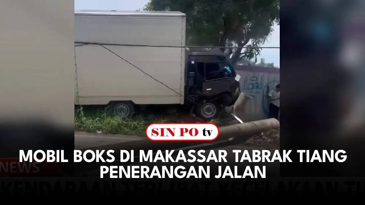 Mobil Boks di Makassar Tabrak Tiang Penerangan Jalan